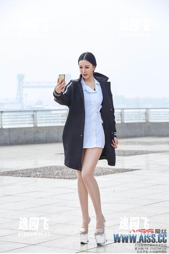 爱丝正在假日游乐园待命，美图与壁纸，一网打尽！