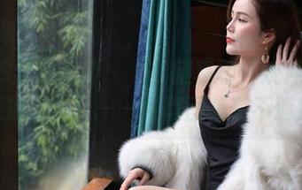 IESS异思趣向 – “长腿真相：婉萍与画纸的碰撞”——写真图集毫不遮掩