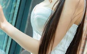 UGirls尤果网 – 田慕儿的私房美图：礼服与镜子之间的妙趣横生