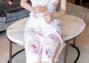 Xiuren秀人网 – 居然能把牛仔裤穿得如此美丽，四月月的网盘合集真是我心中的小宇宙。