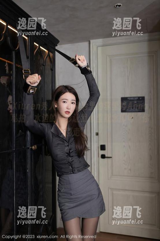 Xiuren秀人网 - 泳池里的李雪婷Anna私拍，水边的剪影让我心里默念那句“你别走”。