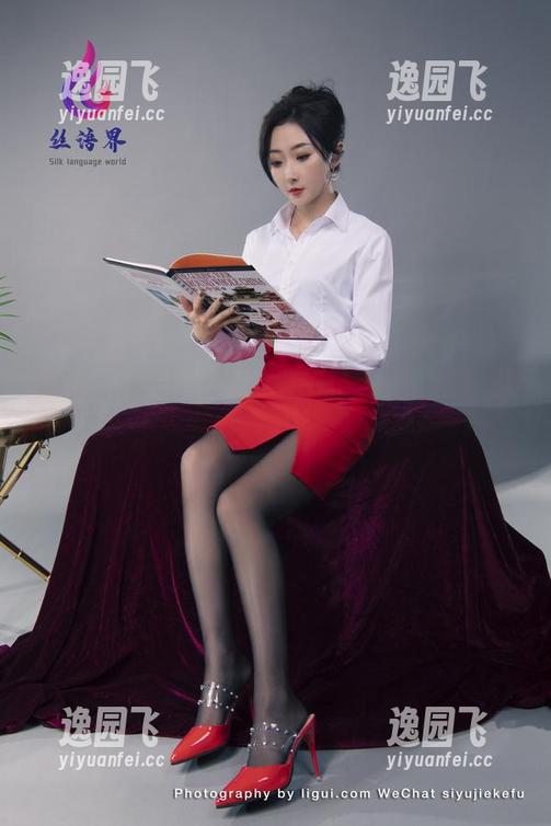 丽柜 - 晴晴的写真在连体衣里摸索着，像是在漫游一个巨大的泡泡