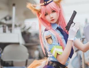 桌子上放着的网盘，里面竟藏着“五更百鬼”的校服梦