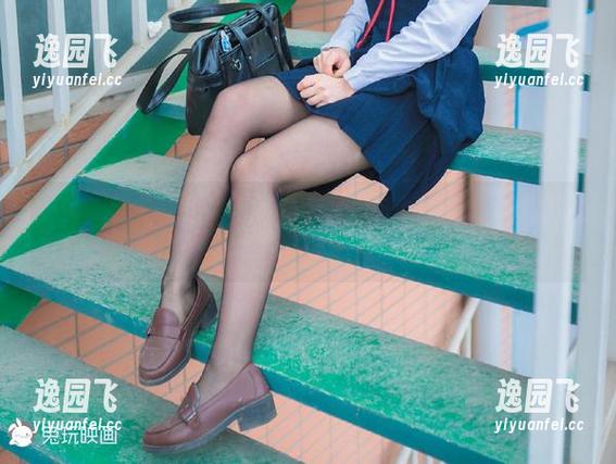 兔玩映画的“白丝格裙”图包，咦，这种搭配不走寻常路。