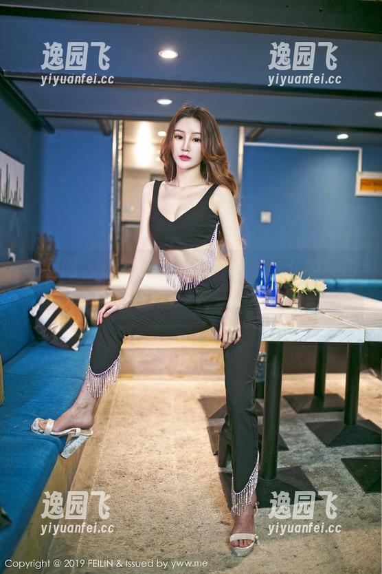 嗲囡囡 - 让我静静观看，娜依灵儿的粉色写真，时不时想探究一下她的心思...