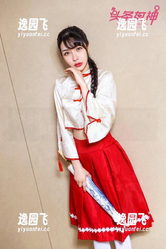 头条女神 - “易阳”的写真里，眼镜成了福利报价，咱们走心吧！