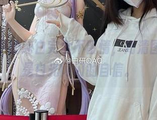 妖君白研的纯白完全不留情，高清图册里都是白光闪闪的自信。