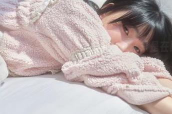 高清图库中的礼服：姜仁卿(강인경)也许只是在配合摄影师