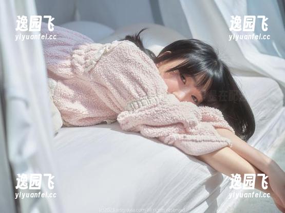 高清图库中的礼服：姜仁卿(강인경)也许只是在配合摄影师