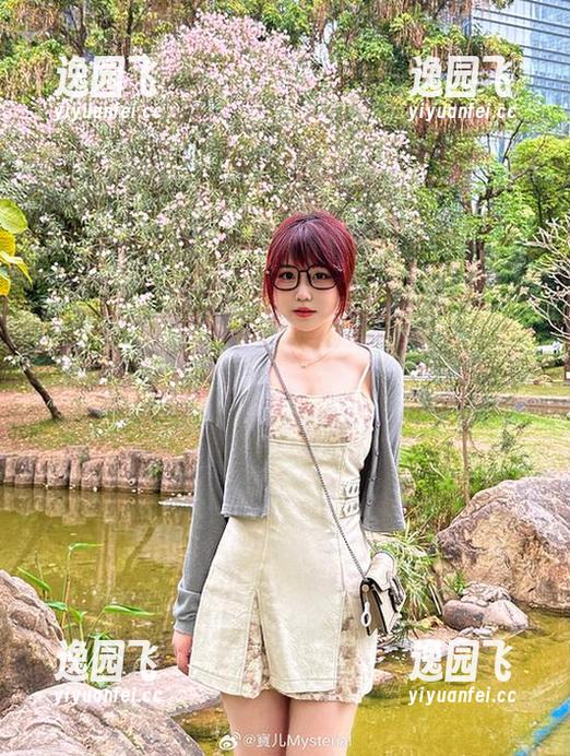 沉浸在宝儿mysterial的泳池写真中：清凉一夏？
