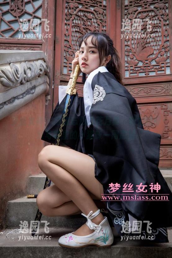梦丝女神-花月舞 梦丝女神 - 得意忘形的花月舞,和她的可爱写真里的小猫咪一同撒娇
