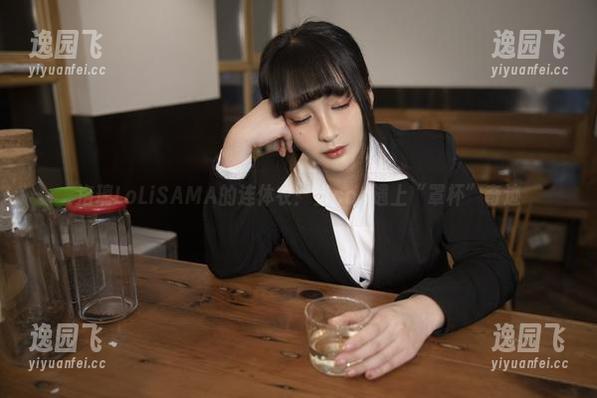 洛璃LoLiSAMA的连体衣：当cos遇上“罩杯”奇迹