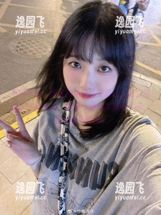 不得不说，炸酱沐沐这套制服让人想立马制定穿搭计划，原图一看根本停不下来，壁纸都不够用！