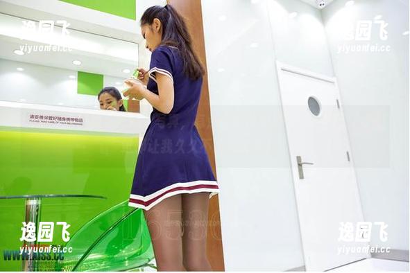 爱丝 - 欣杨的“妹妹”写真，有点像梦游的孩子，挂在墙上的壁纸却让我久久不愿移开目光。