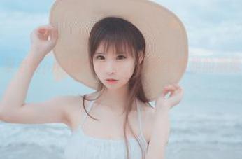 最新图集：爱老师phd的白衬衫，搭配个素雅的雕像也不过分吧？