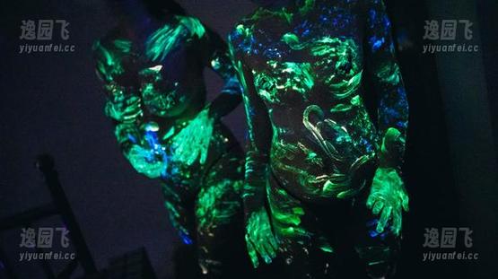 色彩满分的疯狂，甜糖大魔王和她的粉色兔兔，图片合成一幅动人画。
