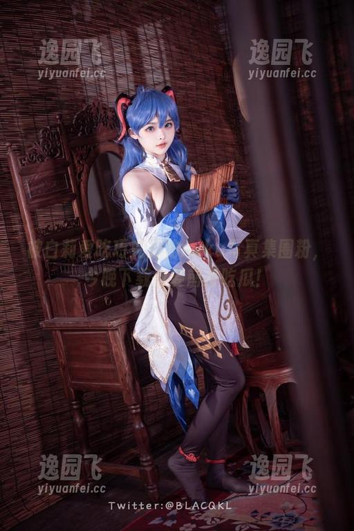 被白莉爱吃巧克力的miku写真集圈粉，今晚下载也要前排吃瓜！