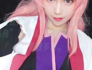 神探火狸狸这组最新写真让我联想到了“明日方舟”里的陈，红霞的背景下似乎藏着很多话。