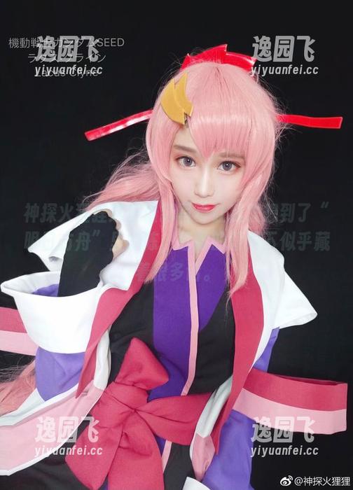神探火狸狸这组最新写真让我联想到了“明日方舟”里的陈，红霞的背景下似乎藏着很多话。
