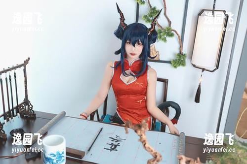 瑜伽少女神楽坂真冬的定制图集：不怕冷的瞎练姿态，冬天的她如同雪中的小火焰。