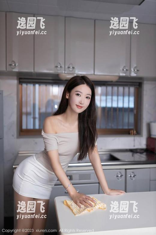 秀人网 - Carol周妍希的私拍短裙——这波操作太大胆了吧！