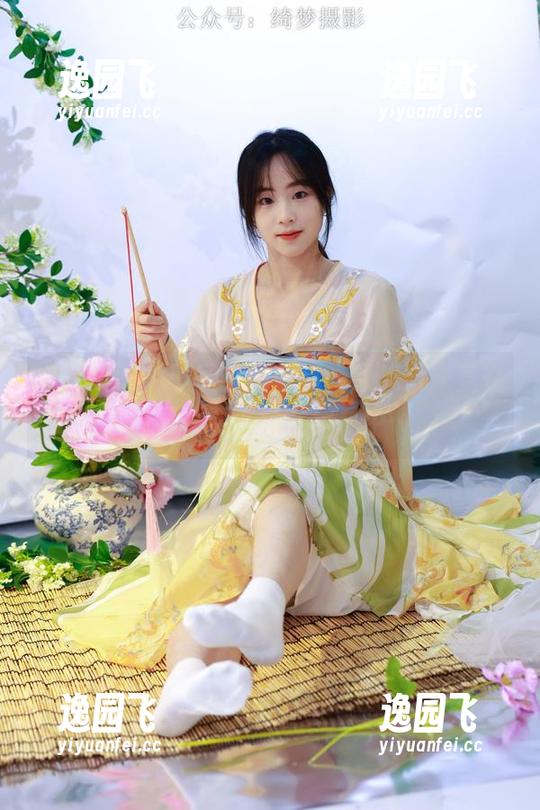绮梦摄影 - 子涵的吊带真高级，我一直在想要不要下载，犹豫中…