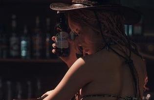 “早餐奶？还不够甘甜？来看芊川一笑MNK的甜美写真集吧！”马上下载！