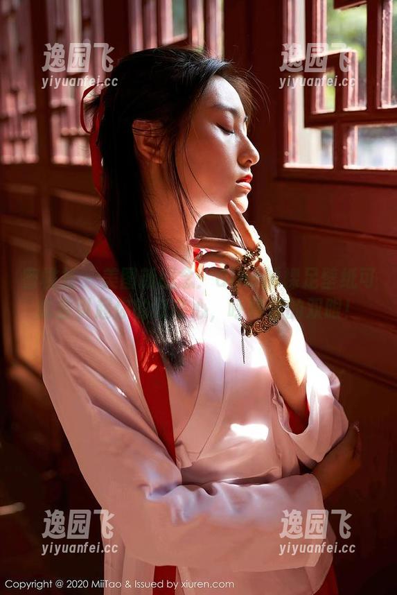 蜜桃社 - 美图新概念：Gina的裸足壁纸可能会引起你的好奇心，呼唤你的双眼！