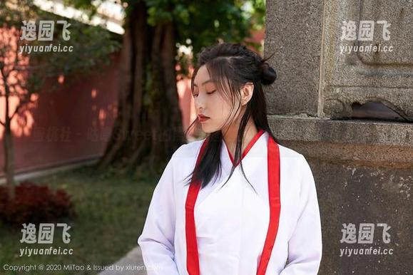 蜜桃社 - 咕噜Sweet的黑丝原图，上演身体线条的迷人游戏