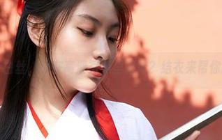 蜜桃社 – 白丝，想在高清写真里游泳？结衣来帮你打水仗！