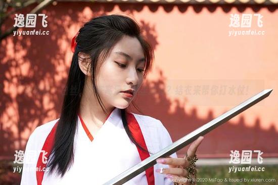 蜜桃社 - 白丝，想在高清写真里游泳？结衣来帮你打水仗！