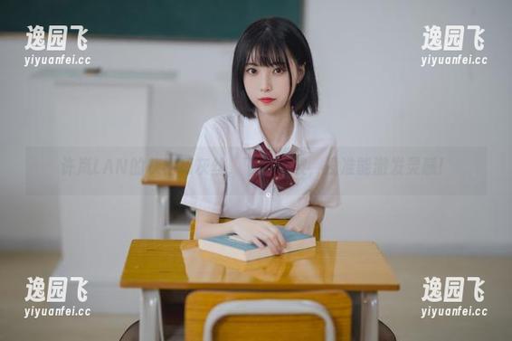 许岚LAN的灰裙和灰丝，下载一波，没准能激发灵感！