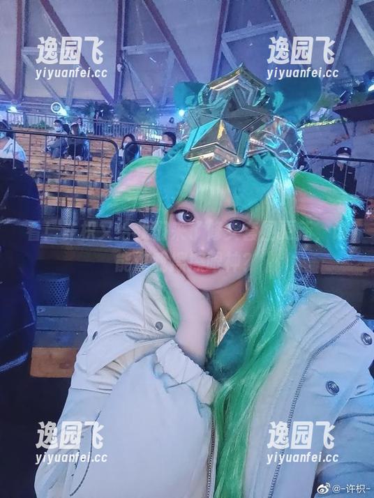 看！许枳又给我们来了修女套图更新，谁能帮我擦擦眼神？
