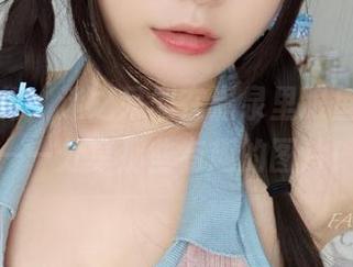 毕业旅行，迷之呆梨在温泉里跟鱼玩自拍——分享那些有趣的图片！