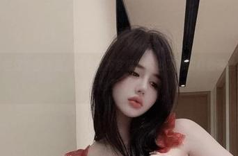 微密圈 – 在这个图包里，阿色毫不吝惜地秀出了她的红色蕾丝丁裤，坏心思也是有点萌。