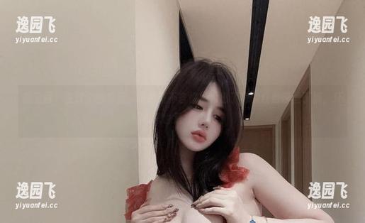 微密圈 - 在这个图包里，阿色毫不吝惜地秀出了她的红色蕾丝丁裤，坏心思也是有点萌。