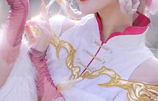 哎呀，露儿大魔王红裙写真集，高清的质感让红色似乎也变得狡猾了。