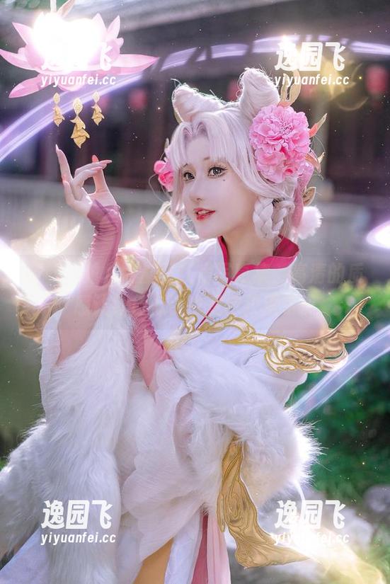 哎呀，露儿大魔王红裙写真集，高清的质感让红色似乎也变得狡猾了。