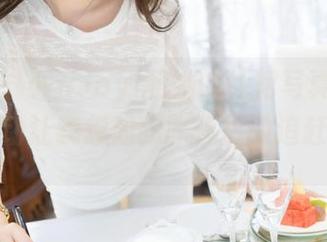 魅妍社 – 小乔Joyi和她的红裙写真：照片里的舞动让我想起我昨天里的追赶与逃避。