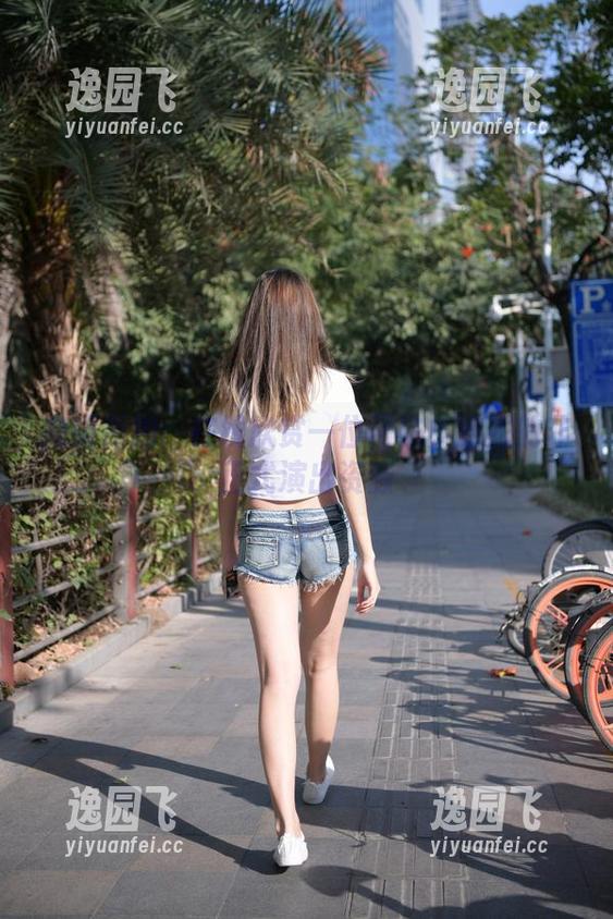 魔镜街拍：在线欣赏一位网袜小姐姐的非正式演出资源