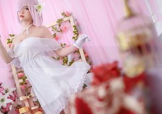 普普通通的白衬衫，鳗鱼霏儿带来的无圣光效果似乎很对脾气。